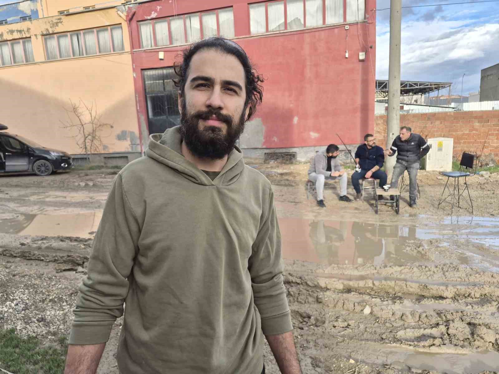 izahi olmayan seyin mizahi oldu surekli gole donen sokakta balik tutmaya basladilar 9 3HLerIEr