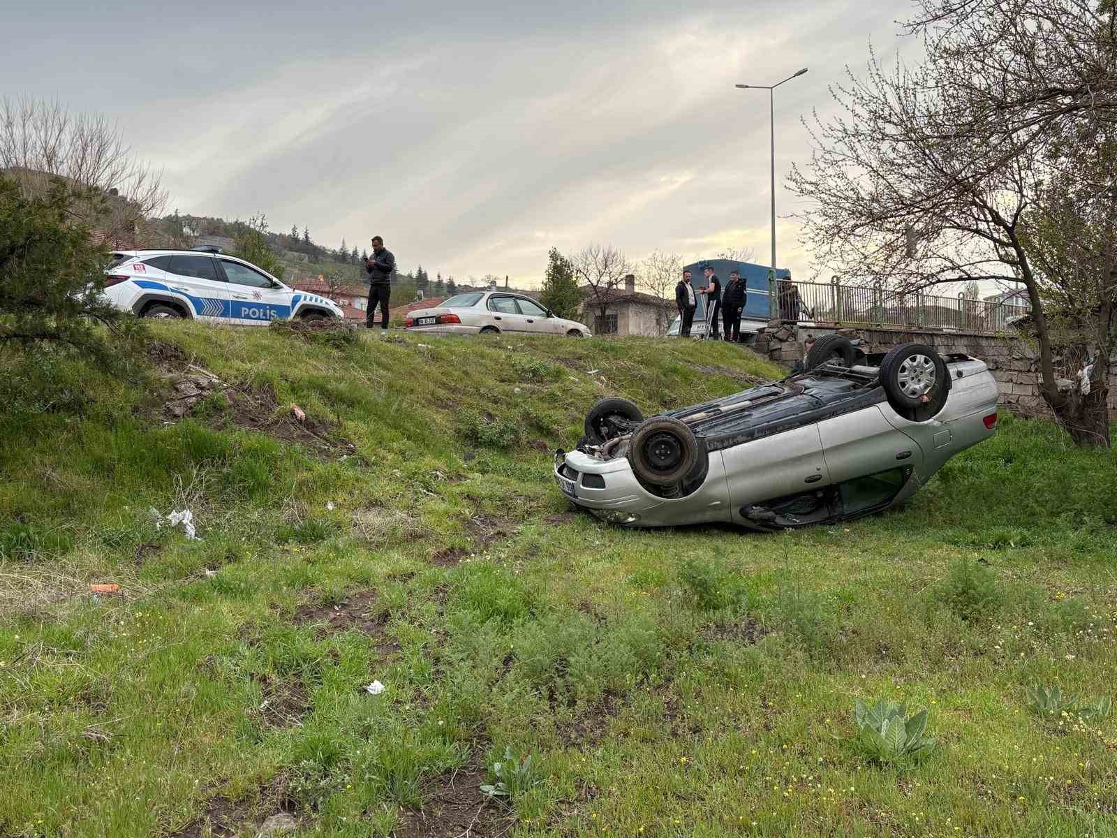 İzinsiz aldığı otomobille kaza yaptılar: 2 yaralı 4 izinsiz aldigi otomobille kaza yaptilar 2 yarali 0 cXErzhFM