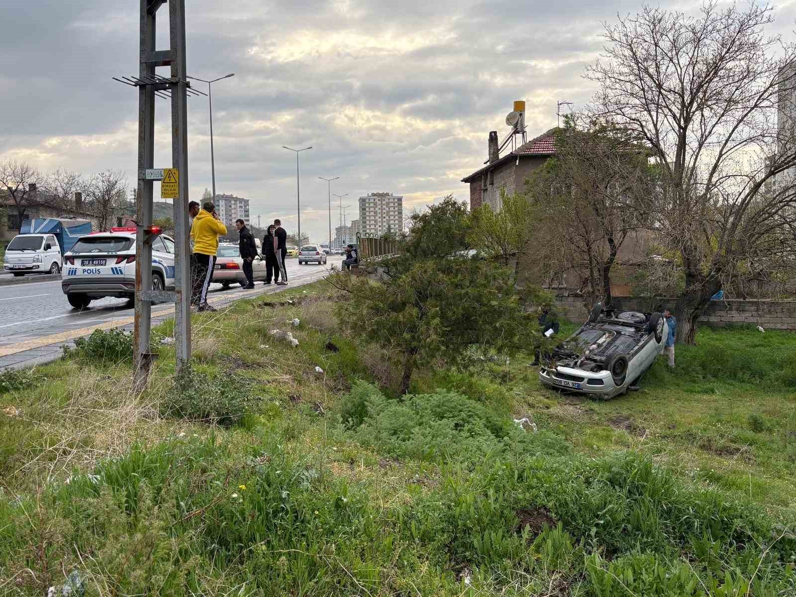 İzinsiz aldığı otomobille kaza yaptılar: 2 yaralı 6 izinsiz aldigi otomobille kaza yaptilar 2 yarali 2 TQW7Wb3G
