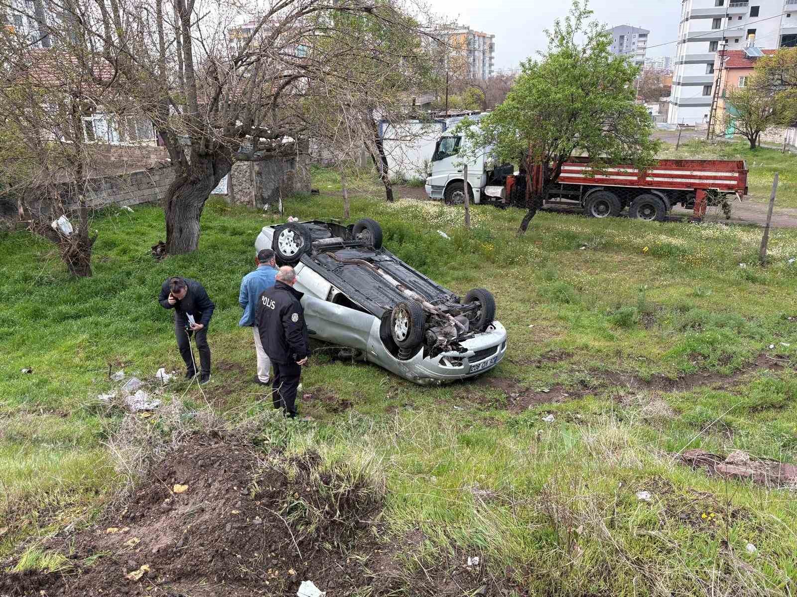 İzinsiz aldığı otomobille kaza yaptılar: 2 yaralı 7 izinsiz aldigi otomobille kaza yaptilar 2 yarali 3 dup2vebM