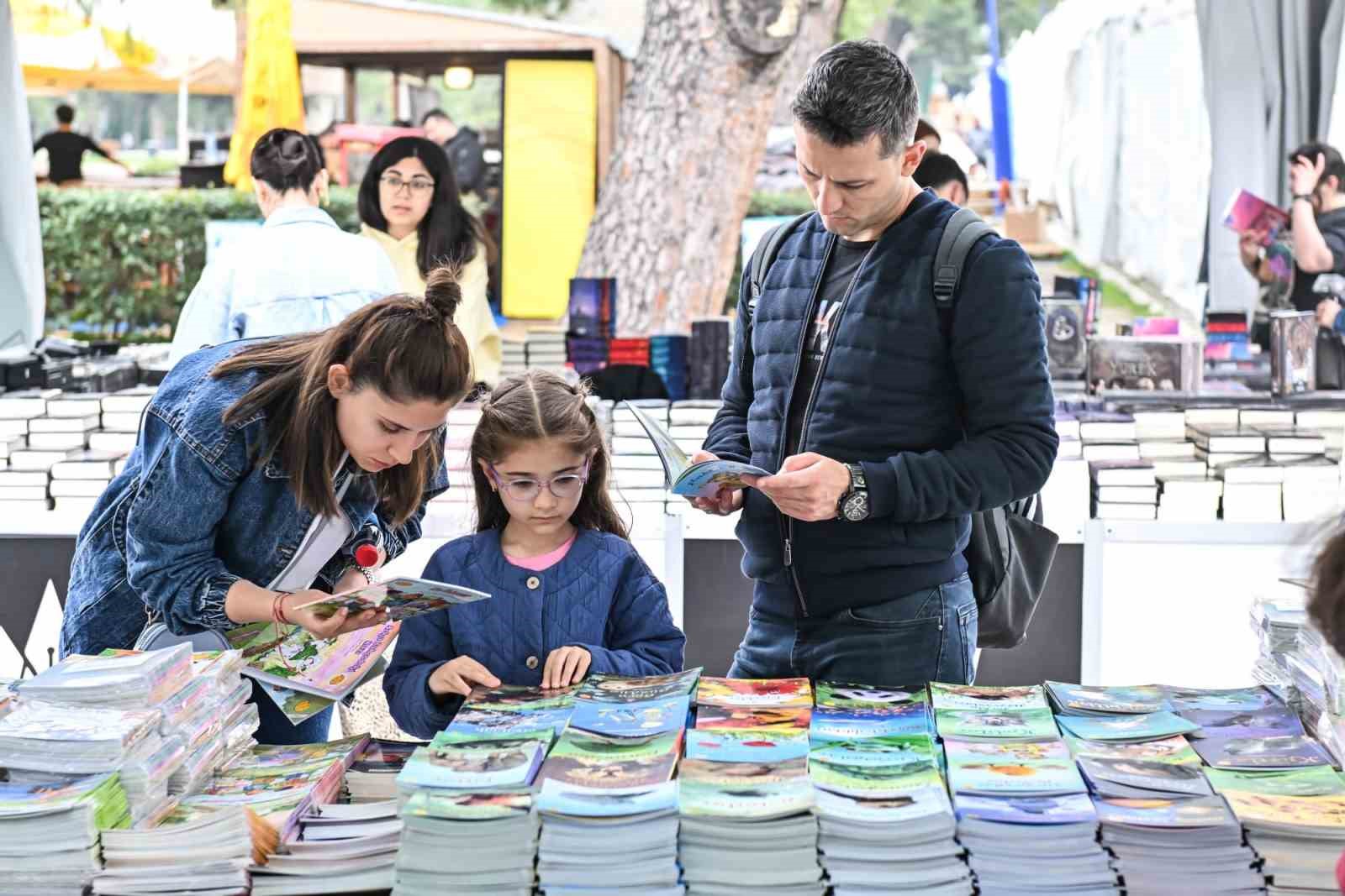 izkitap 7 izmir kitap fuari kapilarini acti 1 65Bs8nr7