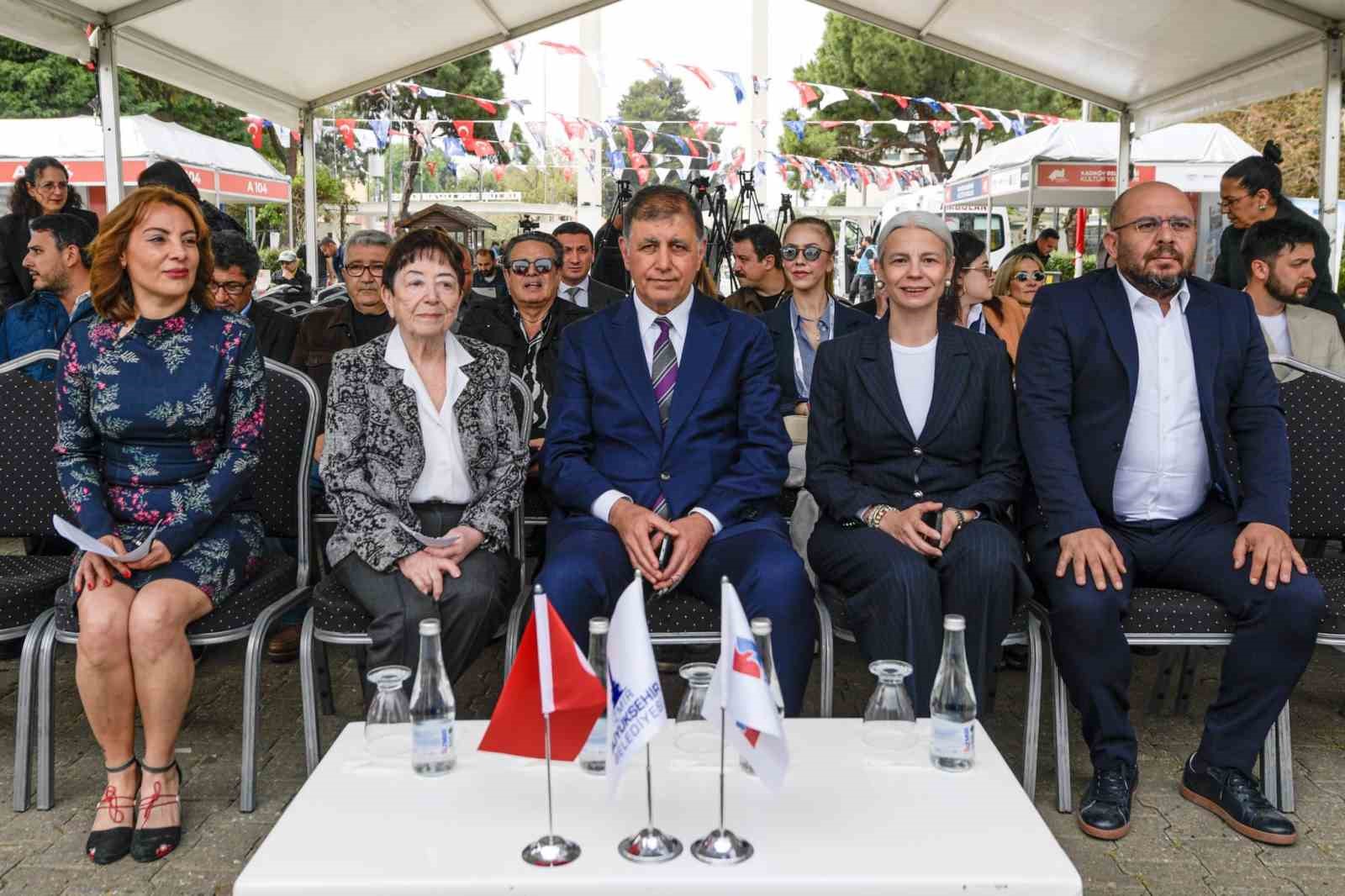 izkitap 7 izmir kitap fuari kapilarini acti 10 N4jpLeHi