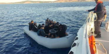 izmir-aciklarinda-gocmen-operasyonu-4u-cocuk-65-duzensiz-gocmen-yakalandi-VDqfQwwm.jpg