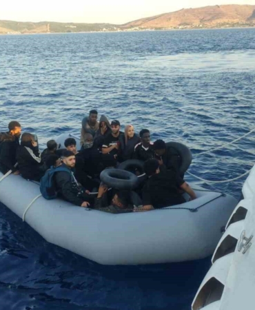 izmir-aciklarinda-gocmen-operasyonu-4u-cocuk-65-duzensiz-gocmen-yakalandi-VDqfQwwm.jpg