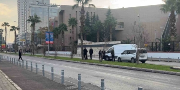 izmir-adliyesi-onunde-supheli-paket-panigi-UTneMfO4.jpg