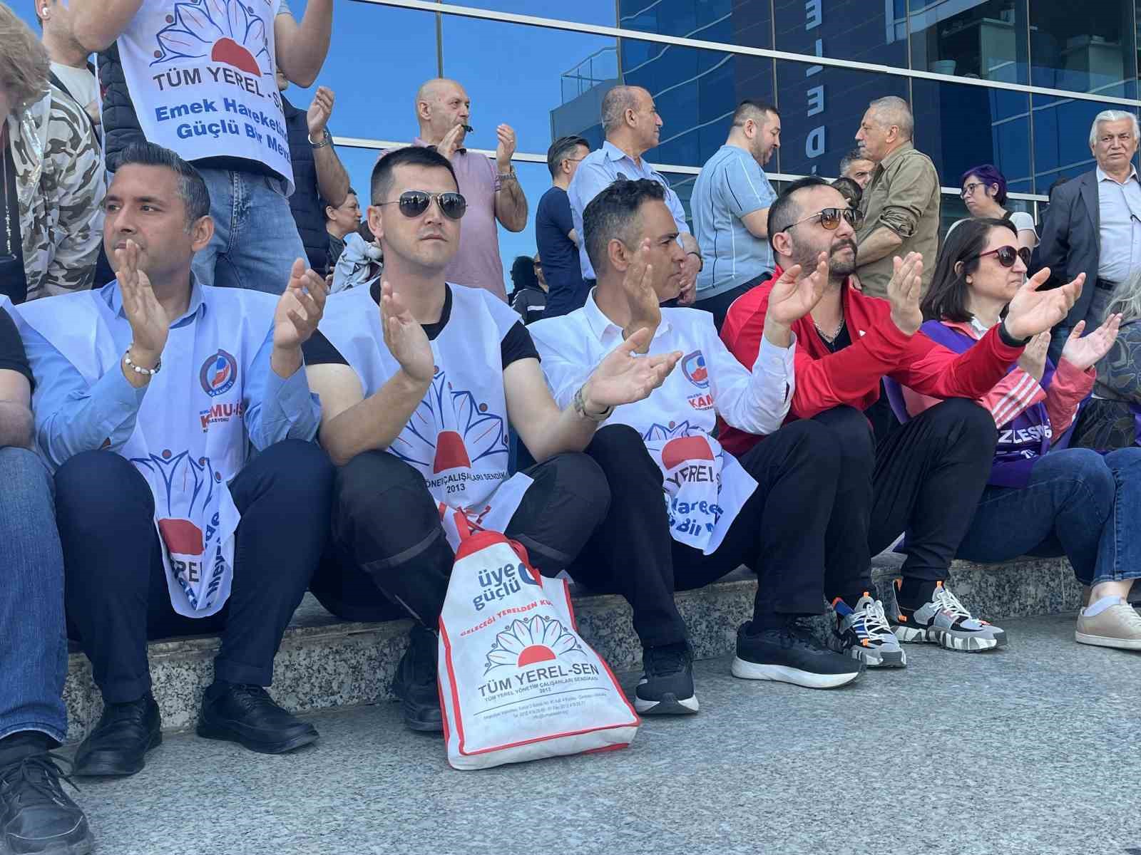 izmir belediyelerinde maas krizi 3 ilcede memurlar is birakma eyleminde 1 mwcsQ714