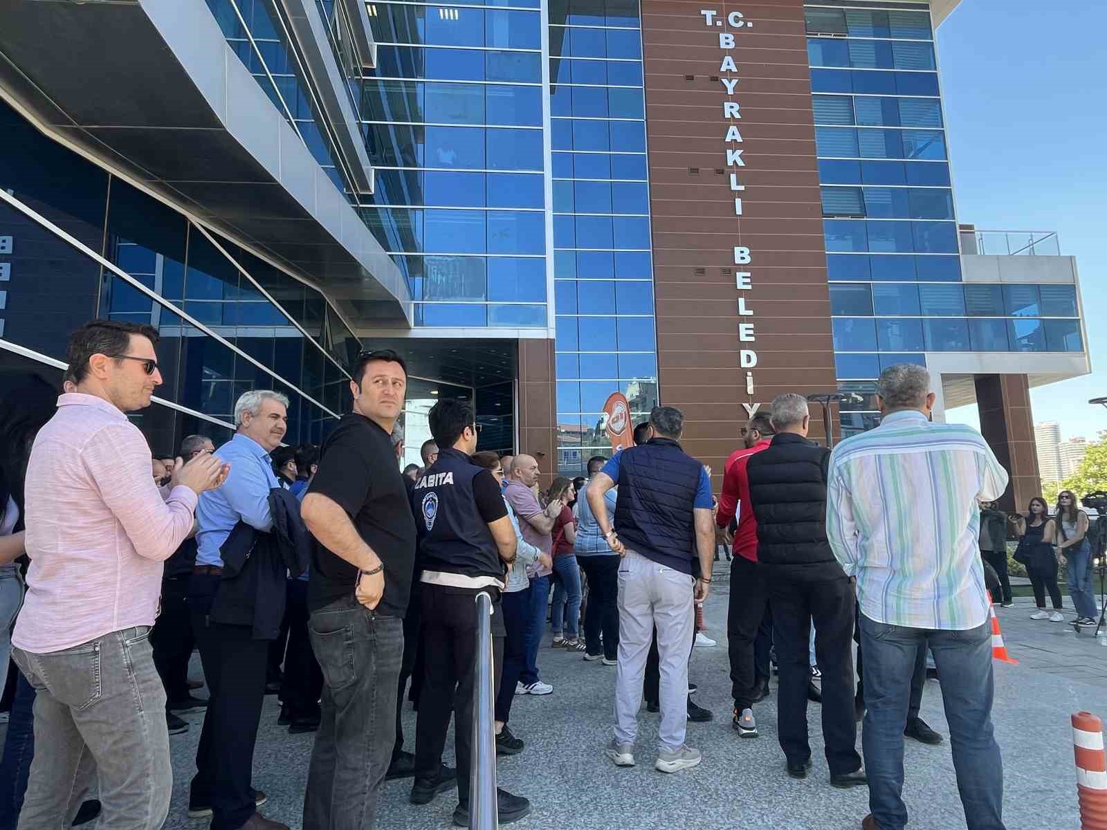 izmir belediyelerinde maas krizi 3 ilcede memurlar is birakma eyleminde 4 kcOY5FWR