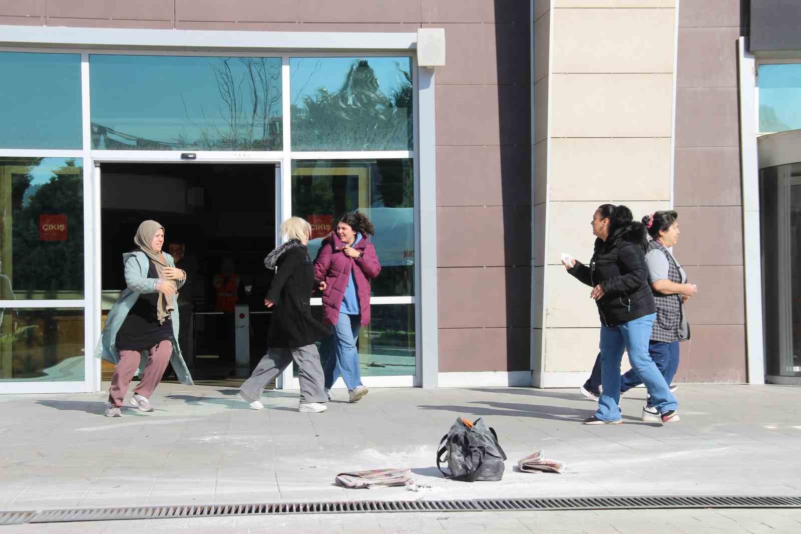 izmir bolge adliye mahkemesinde bomba ve tahliye tatbikati 5 YYUmTpzs