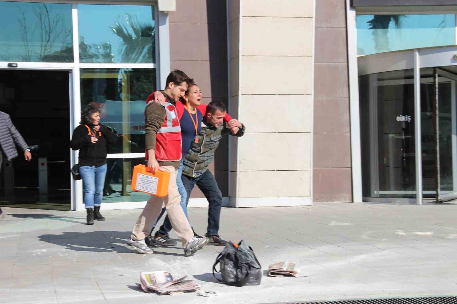 izmir bolge adliye mahkemesinde bomba ve tahliye tatbikati 7