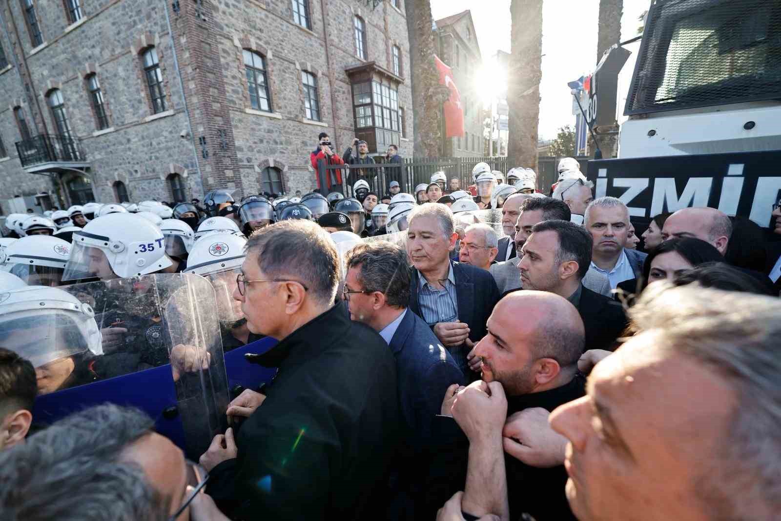 izmir buyuksehir belediye baskani tugay meslek fabrikasi binasinin tahliyesine tepki gosterdi 3 BwUVeaR1