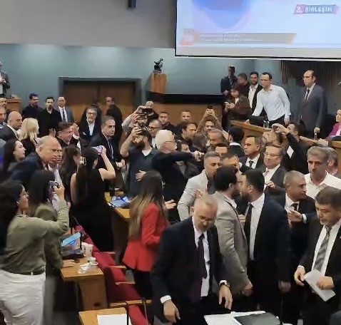 izmir buyuksehir belediyesi meclis toplantisinda arbede 1 TJim98vR
