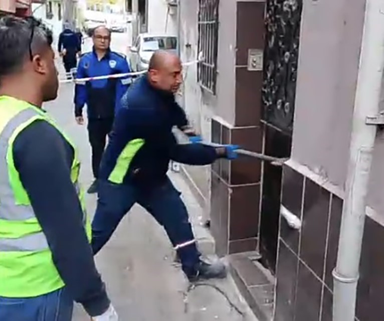 izmir buyuksehir ekipleri vatandasin evine balyozla girdi 0
