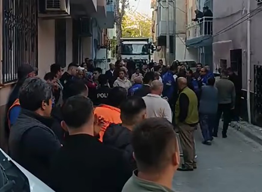 izmir buyuksehir ekipleri vatandasin evine balyozla girdi 1 S9rgBSMR