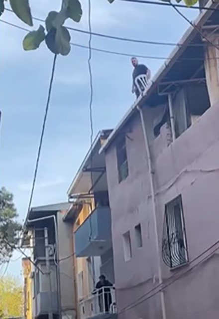 izmir buyuksehir ekipleri vatandasin evine balyozla girdi 2 ZIaseF9p