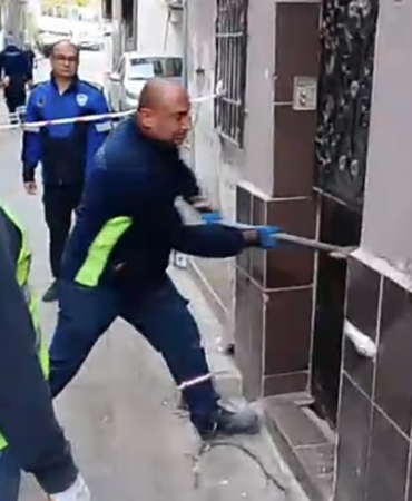 izmir-buyuksehir-ekipleri-vatandasin-evine-balyozla-girdi-LakbPS8K.jpg