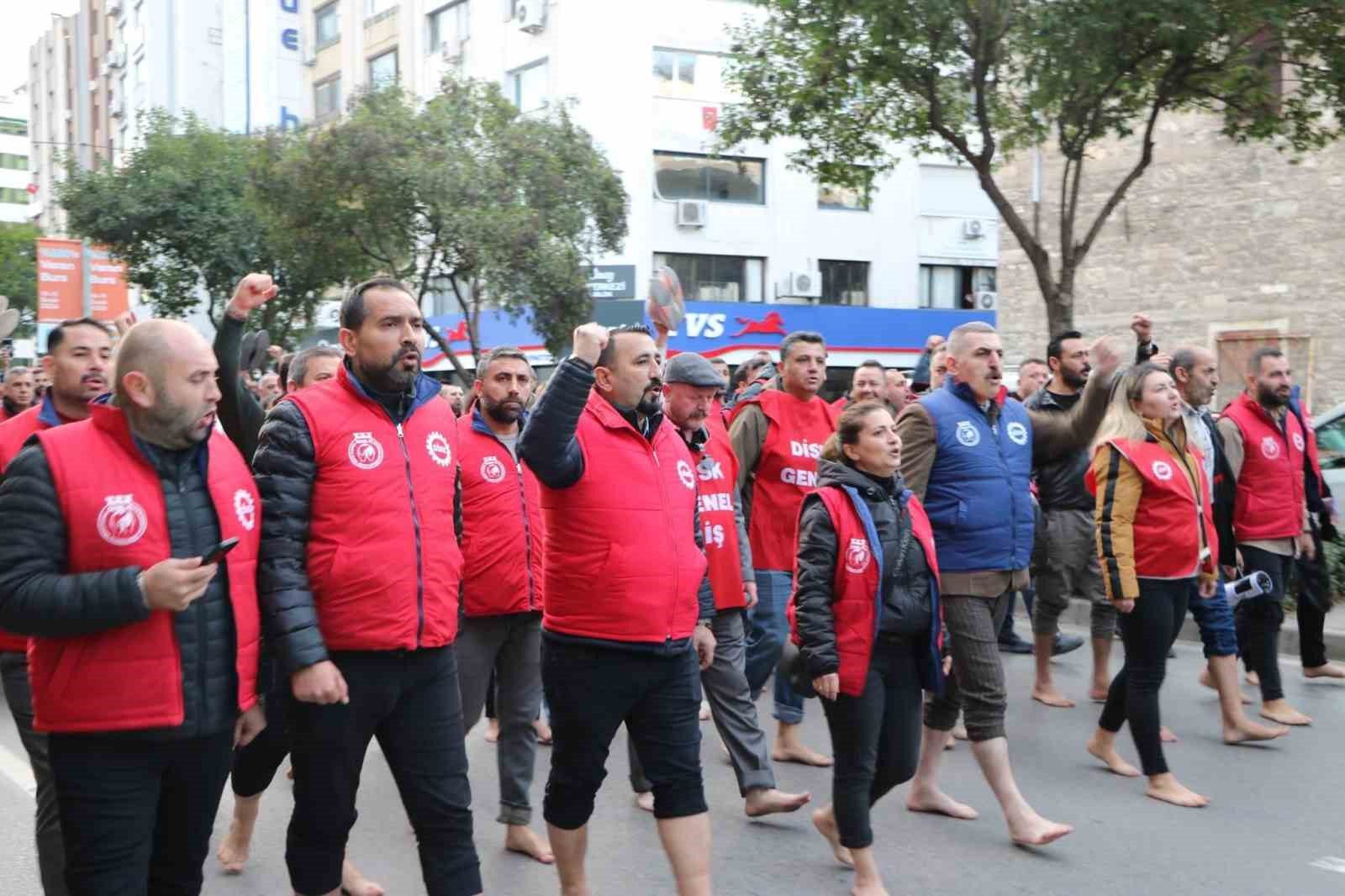 izmir buyuksehir iscilerinden ciplak ayakli protesto 0 zO74tf1K