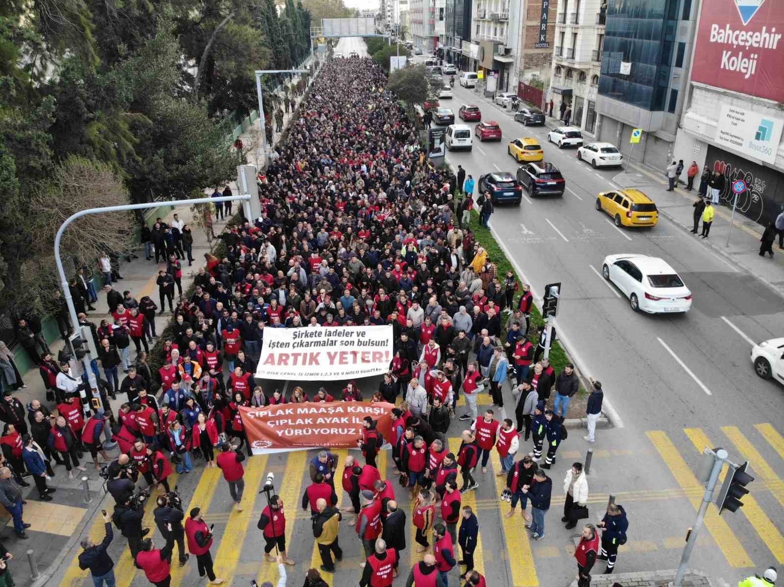 izmir buyuksehir iscilerinden ciplak ayakli protesto 1 wdFJ3Bpl