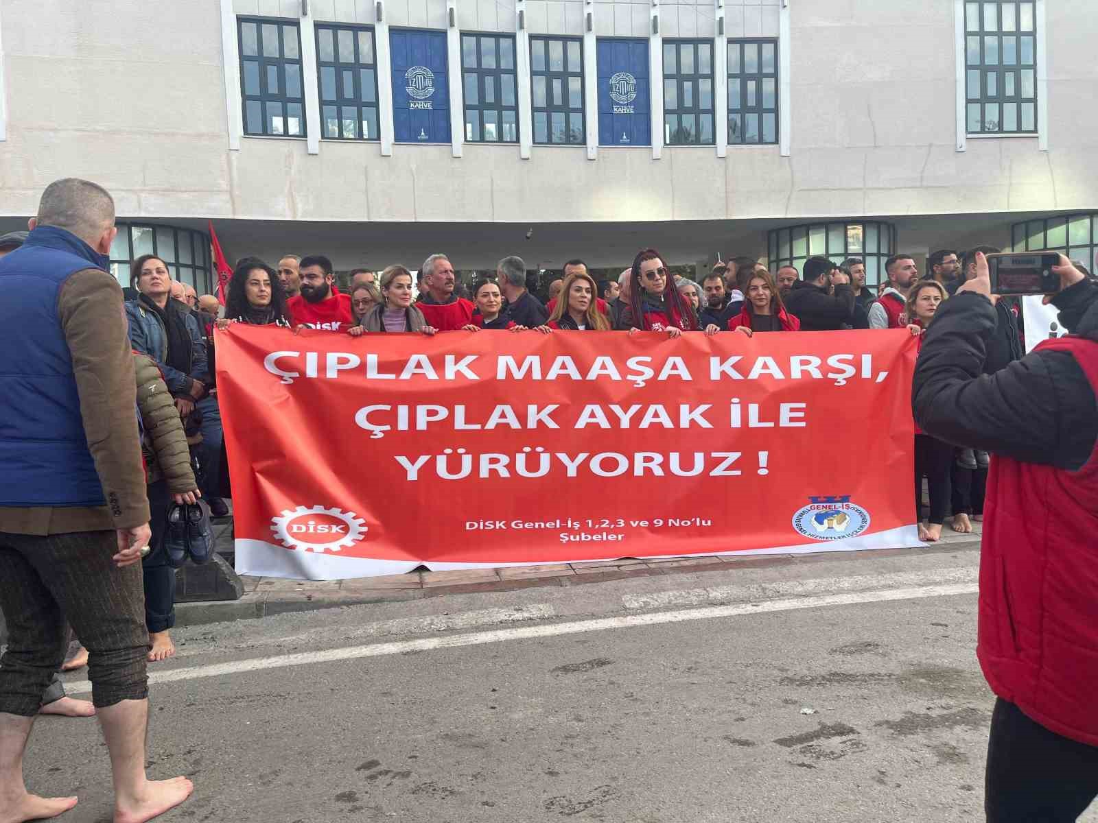 izmir buyuksehir iscilerinden ciplak ayakli protesto 2 eqJY7Tuc