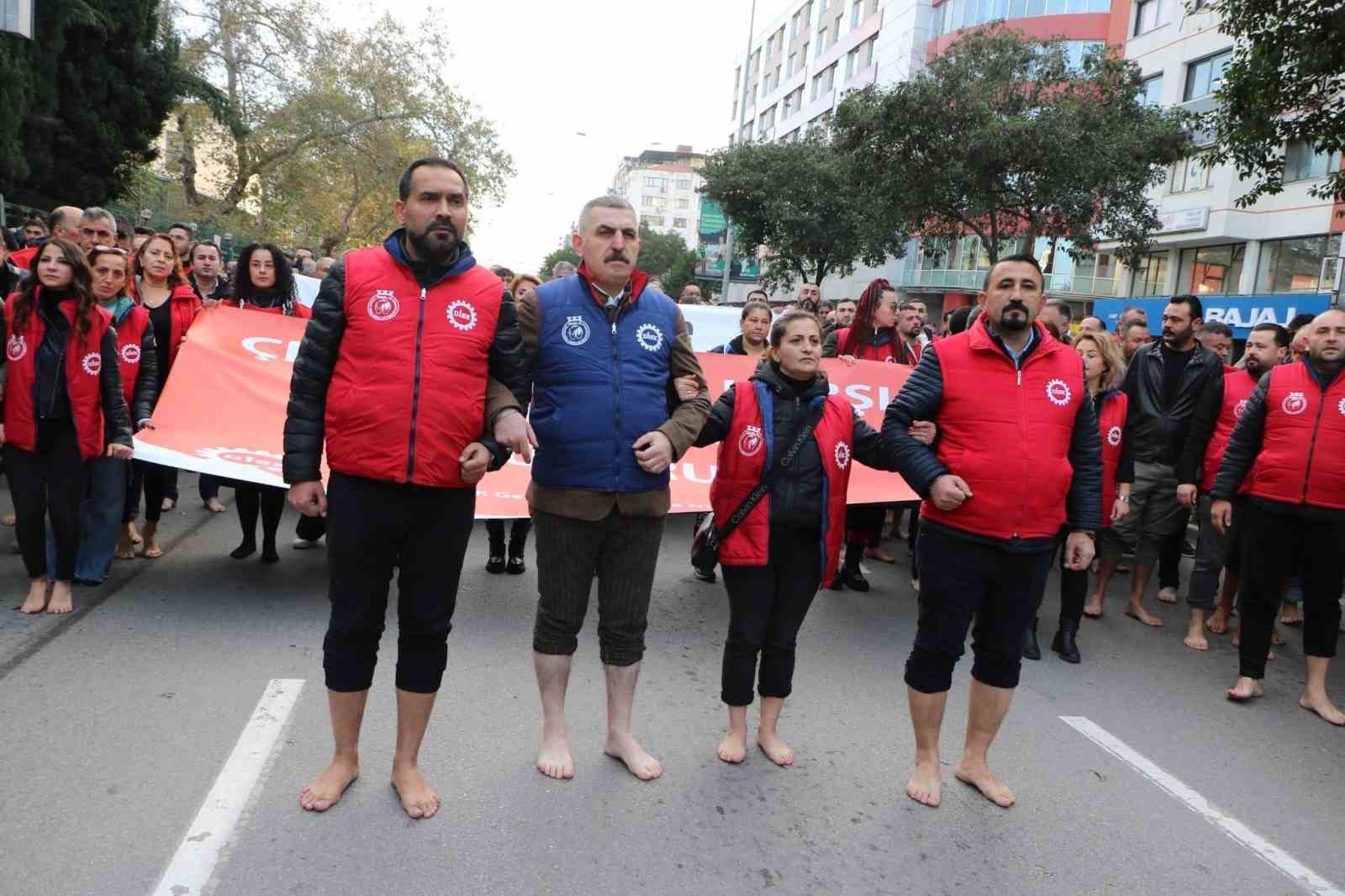 izmir buyuksehir iscilerinden ciplak ayakli protesto 3 SB1vQrFK