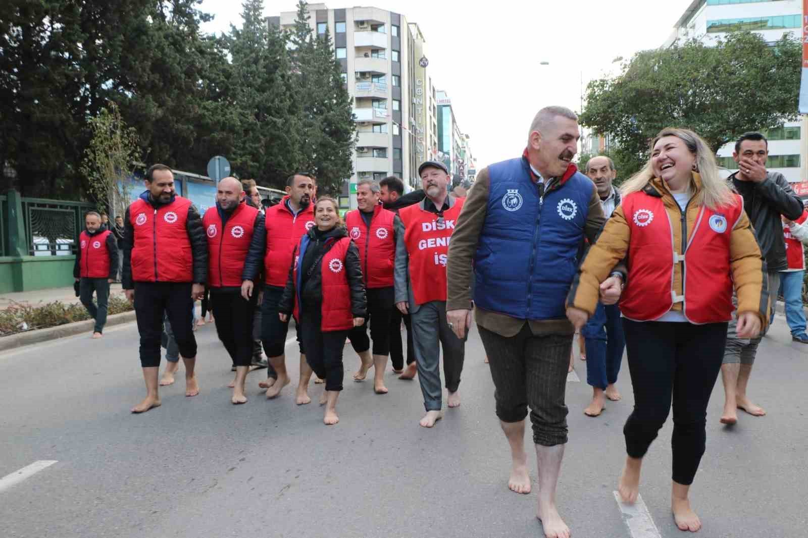 izmir buyuksehir iscilerinden ciplak ayakli protesto 4 V6buzs1Y
