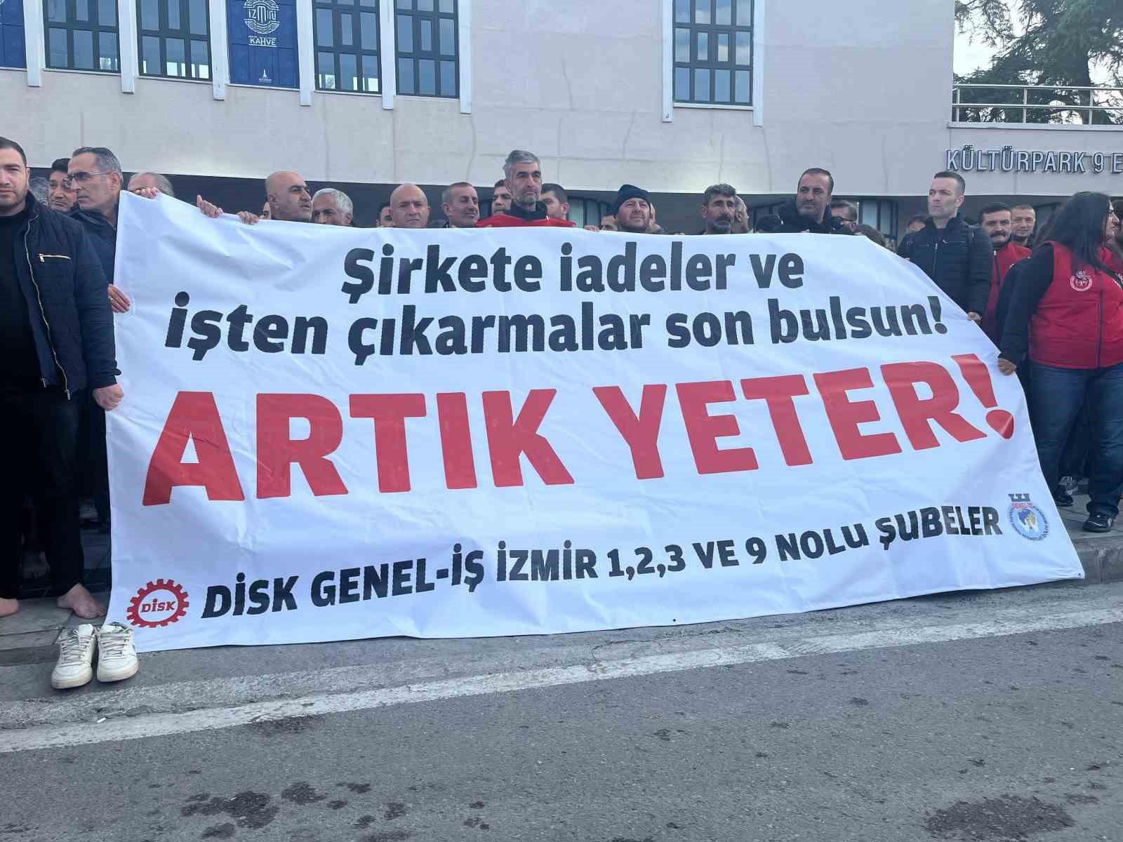 izmir buyuksehir iscilerinden ciplak ayakli protesto 5 ftsGEBfp