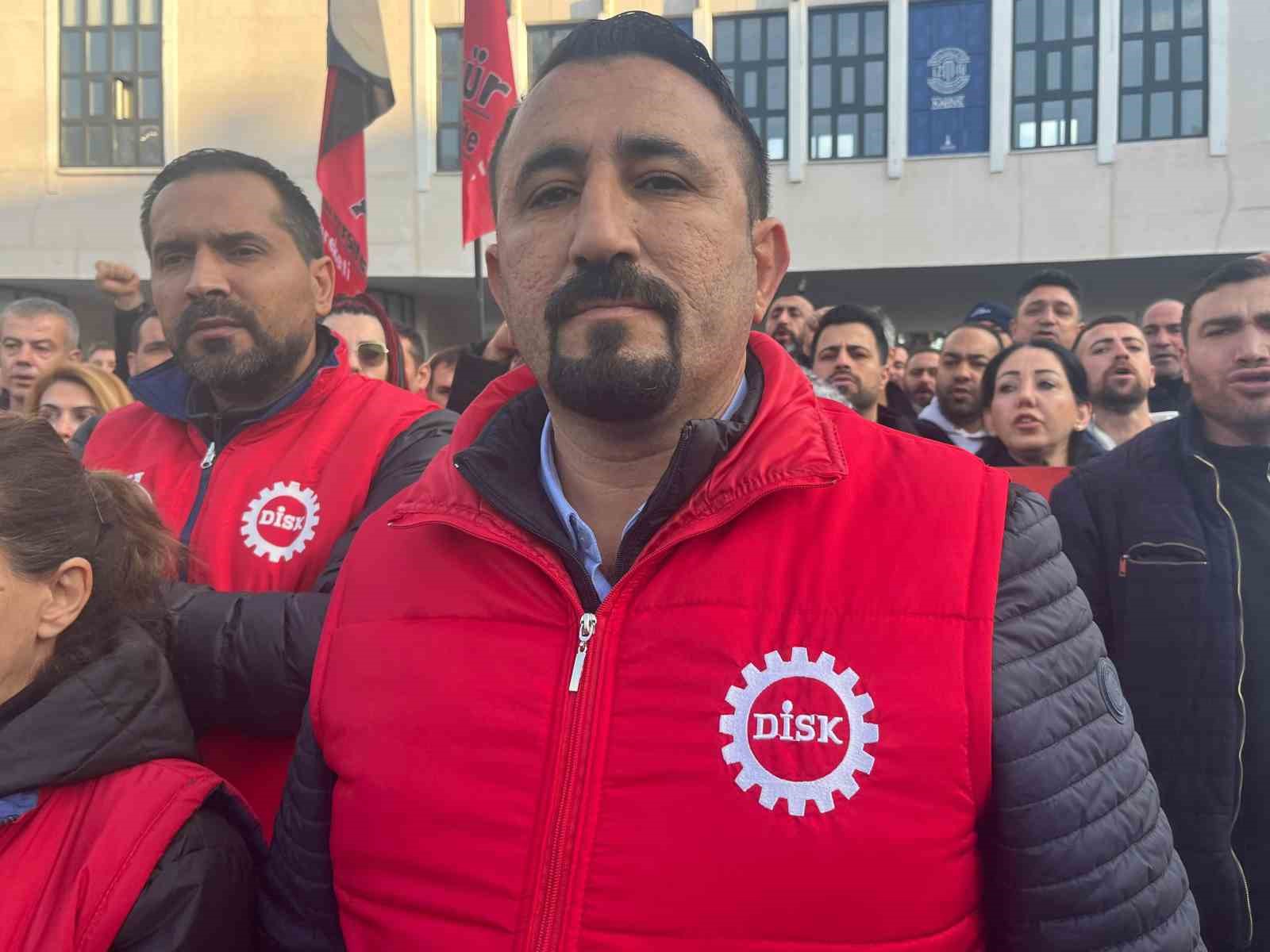 izmir buyuksehir iscilerinden ciplak ayakli protesto 6 hQBiFZHd