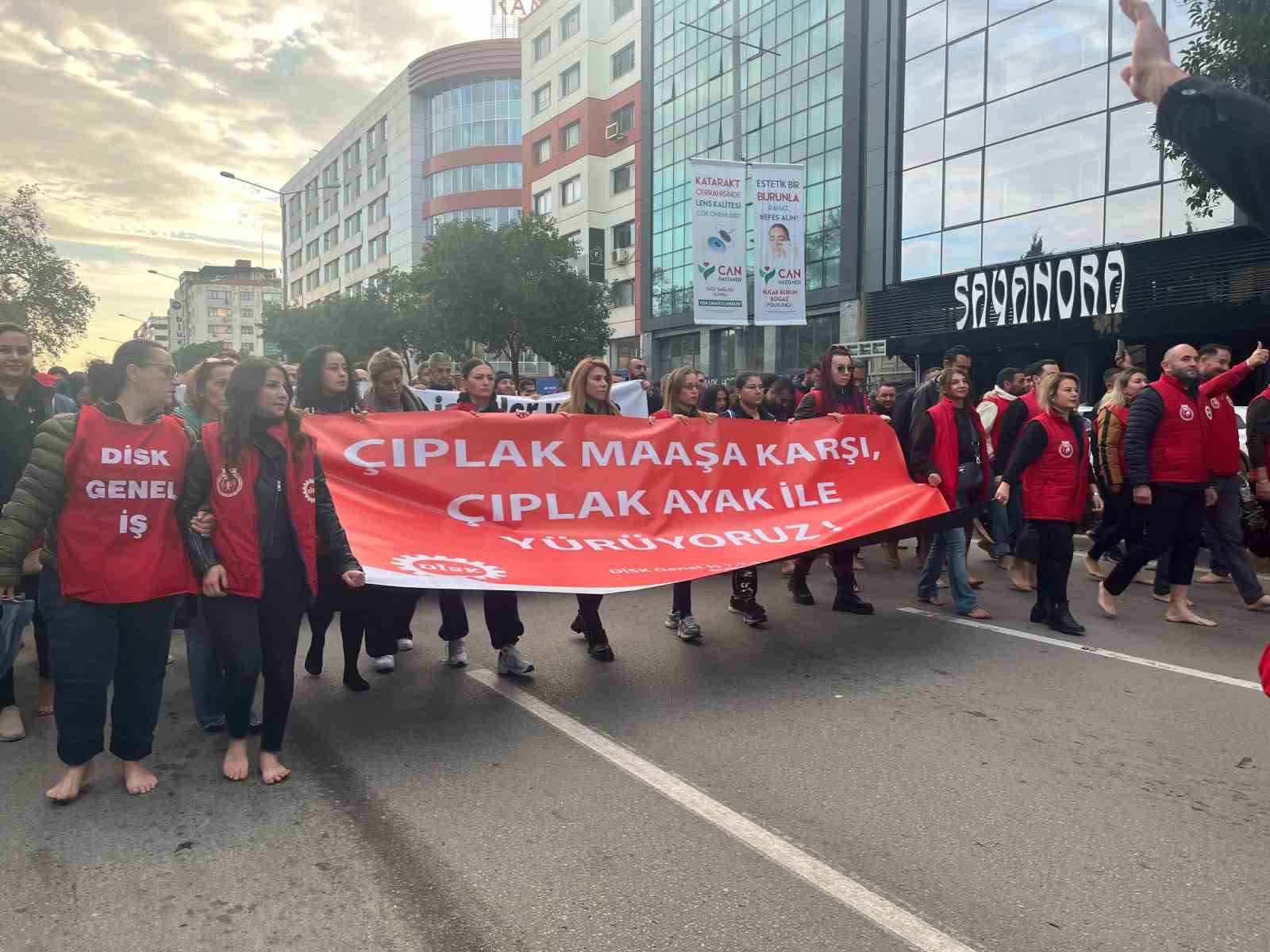 izmir buyuksehir iscilerinden ciplak ayakli protesto 7 rMSiWSYv