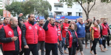 izmir-buyuksehir-iscilerinden-ciplak-ayakli-protesto-VnnUnKh7.jpg