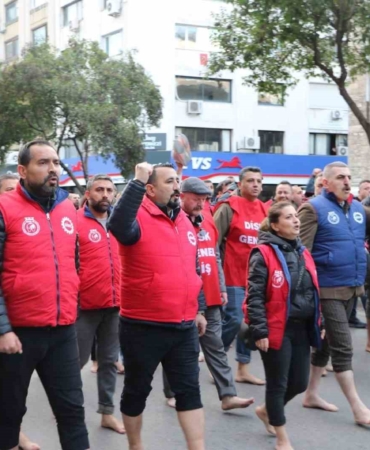 izmir-buyuksehir-iscilerinden-ciplak-ayakli-protesto-VnnUnKh7.jpg