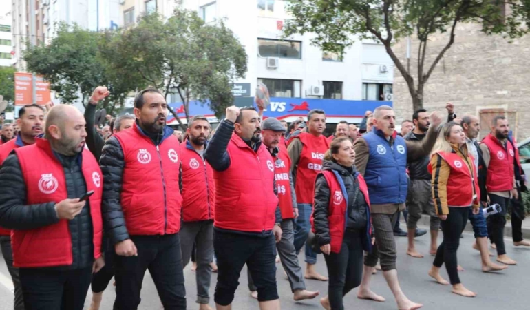 izmir-buyuksehir-iscilerinden-ciplak-ayakli-protesto-VnnUnKh7.jpg