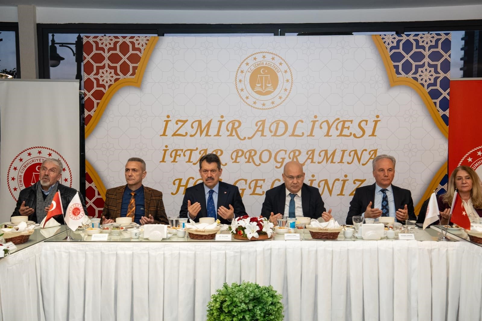 izmir cumhuriyet bassavciligindan geleneksel iftar 0 MHd7lddC