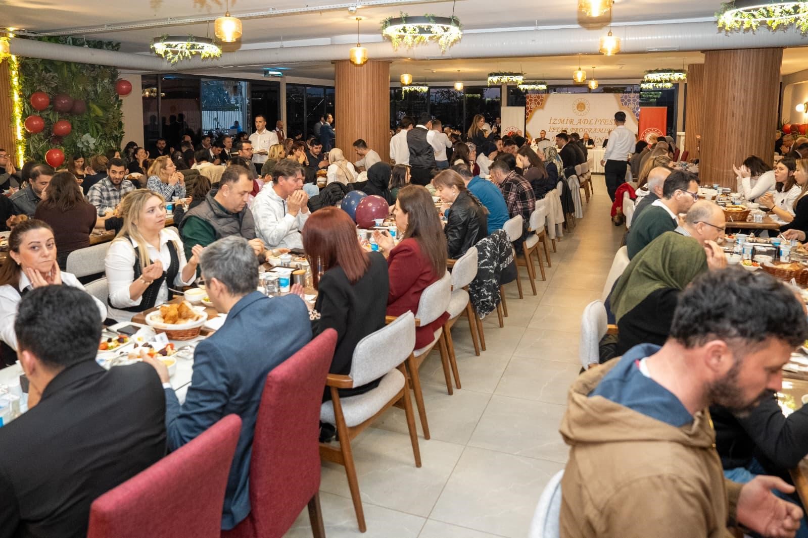 izmir cumhuriyet bassavciligindan geleneksel iftar 3 JulW3SJg