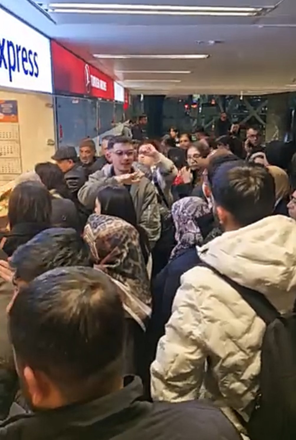 izmir diyarbakir ucusu 12 saatlik eziyete donustu 1