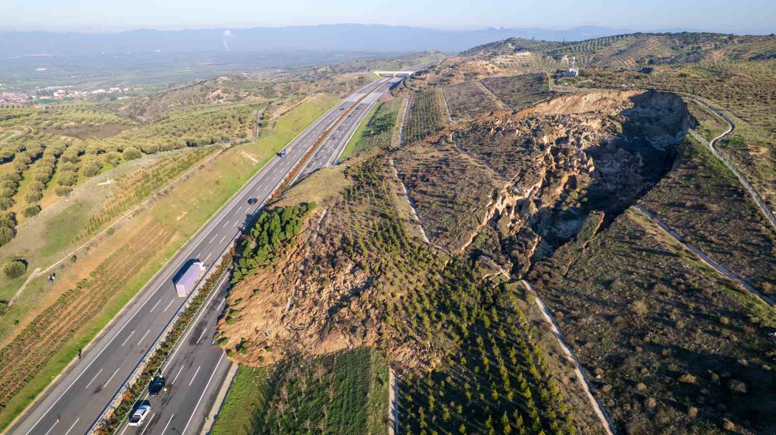 izmir istanbul otoyolunda korkutan heyelan 4 8P6AKf4E