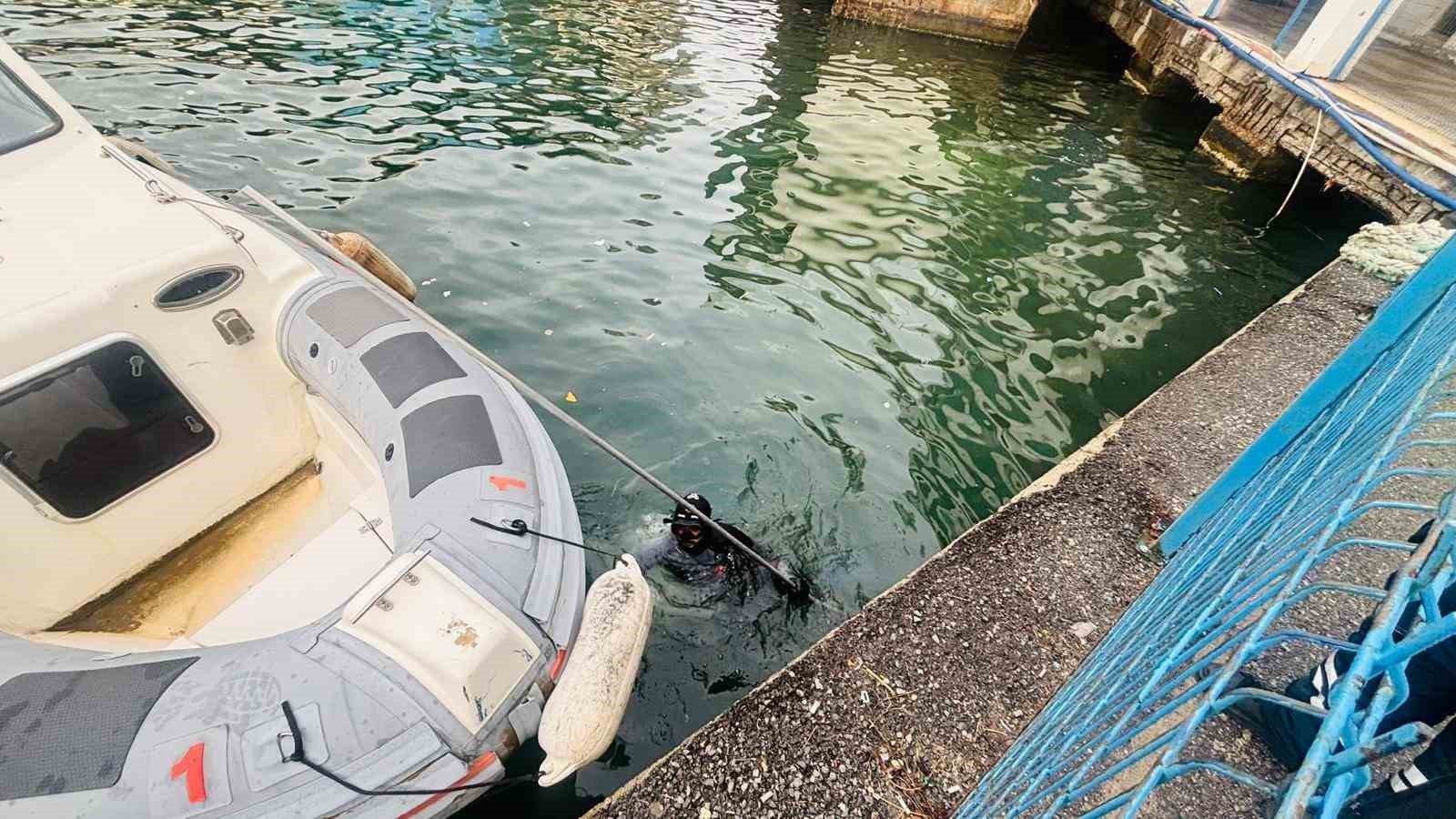 izmir itfaiyesi iskele altinda sikisan kediyi kurtardi 2