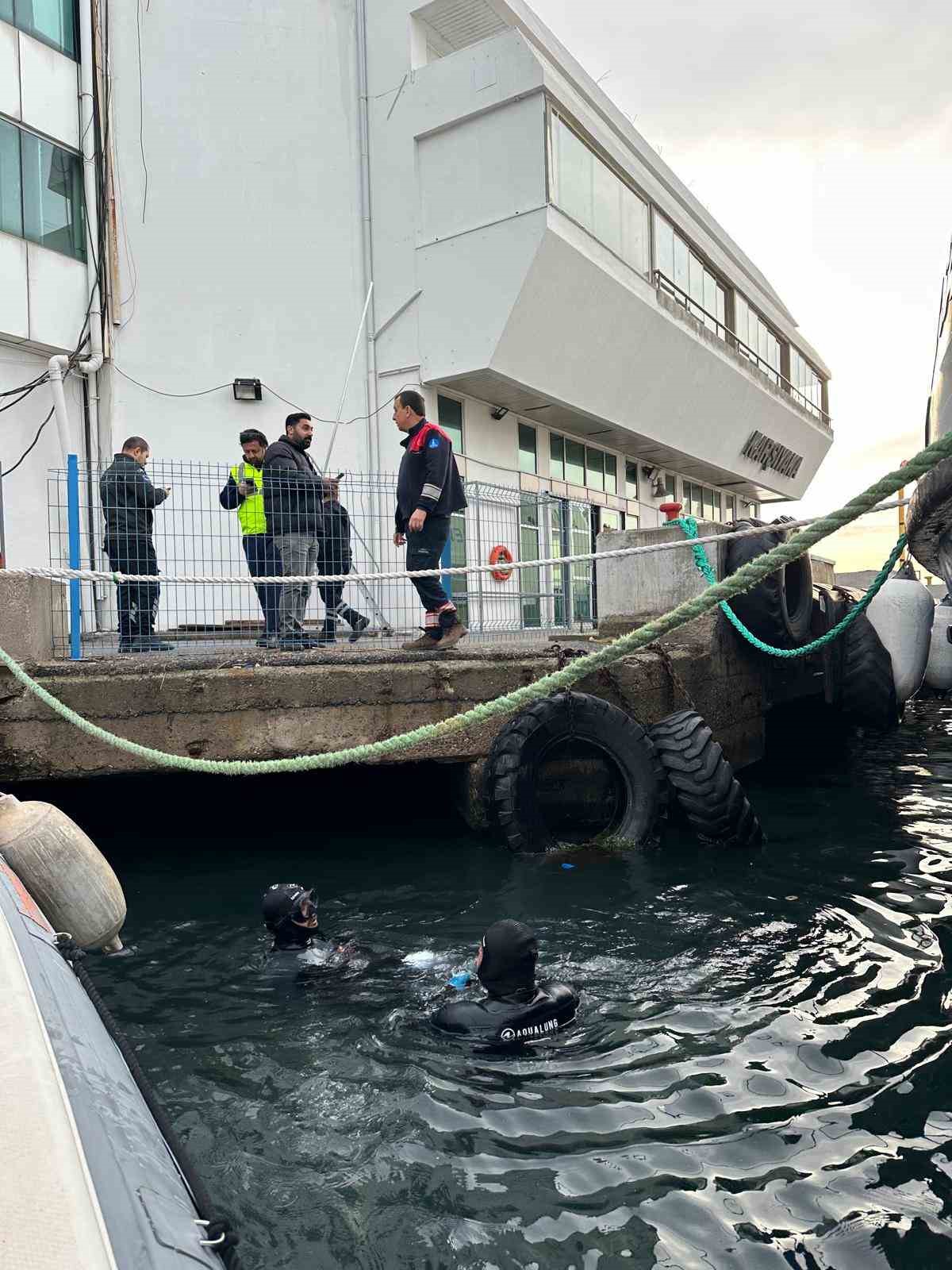 izmir itfaiyesi iskele altinda sikisan kediyi kurtardi 3 iZ9iUtC7