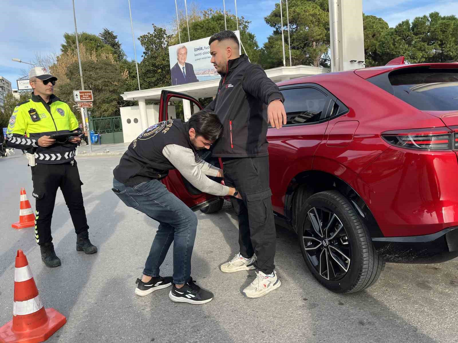 izmir konakta 30 farkli noktada dar alan uygulamasi 258 araca ceza kesildi 1