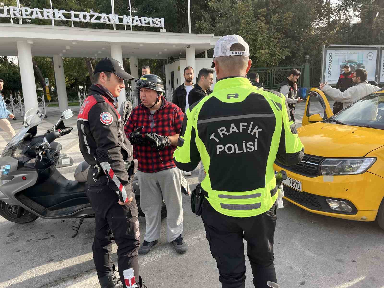 izmir konakta 30 farkli noktada dar alan uygulamasi 258 araca ceza kesildi 2 ysPcY3Bw
