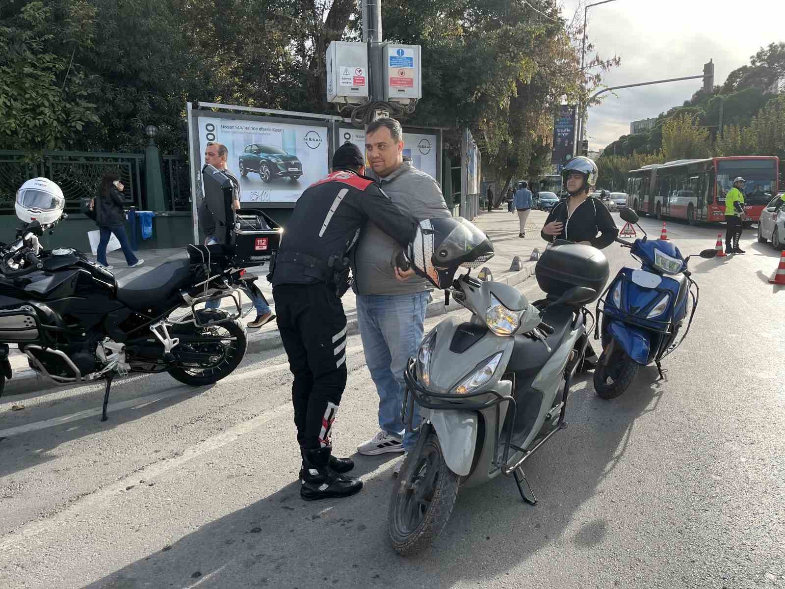 izmir konakta 30 farkli noktada dar alan uygulamasi 258 araca ceza kesildi 3 mvOVSqXh