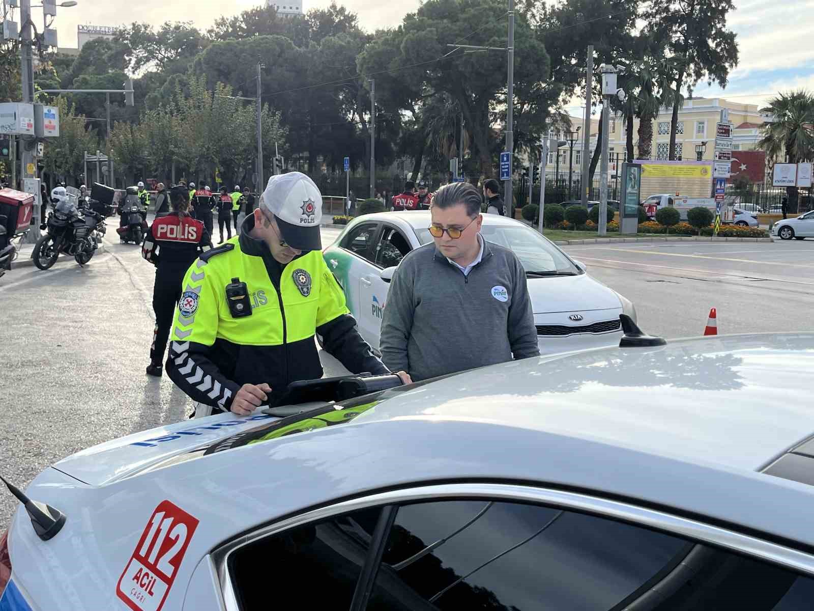 izmir konakta 30 farkli noktada dar alan uygulamasi 258 araca ceza kesildi 5