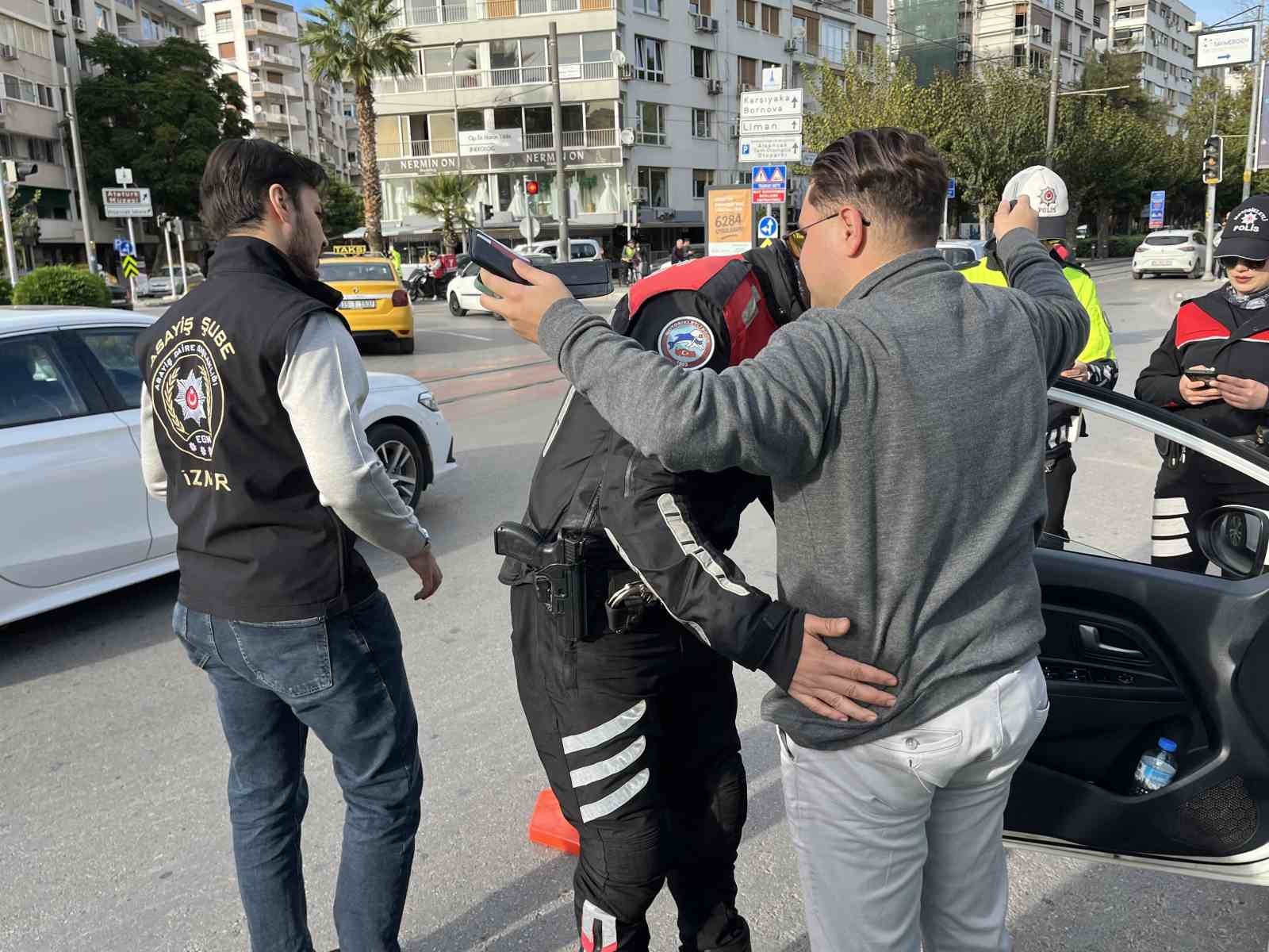 izmir konakta 30 farkli noktada dar alan uygulamasi 258 araca ceza kesildi 6 ICmt1gcO