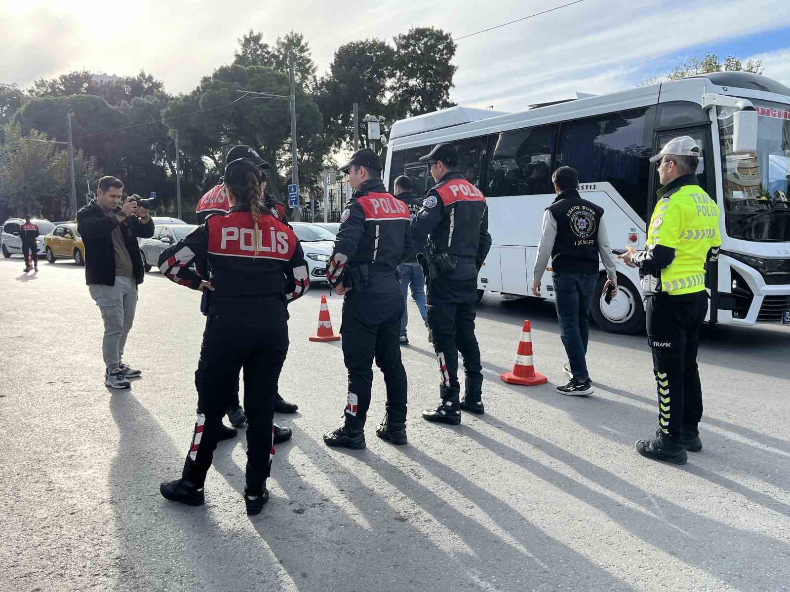 izmir konakta 30 farkli noktada dar alan uygulamasi 258 araca ceza kesildi 7 iHWtTqgw