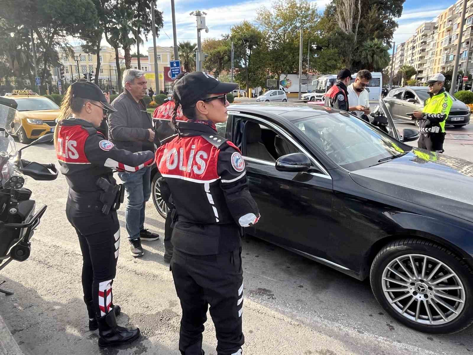 izmir konakta 30 farkli noktada dar alan uygulamasi 258 araca ceza kesildi 8 3ew2SERn
