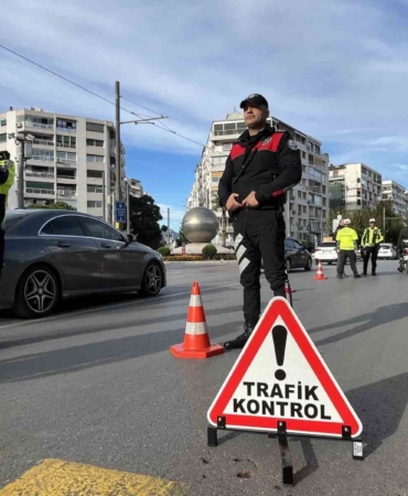 izmir-konakta-30-farkli-noktada-dar-alan-uygulamasi-258-araca-ceza-kesildi-kWGs8sH5.jpg