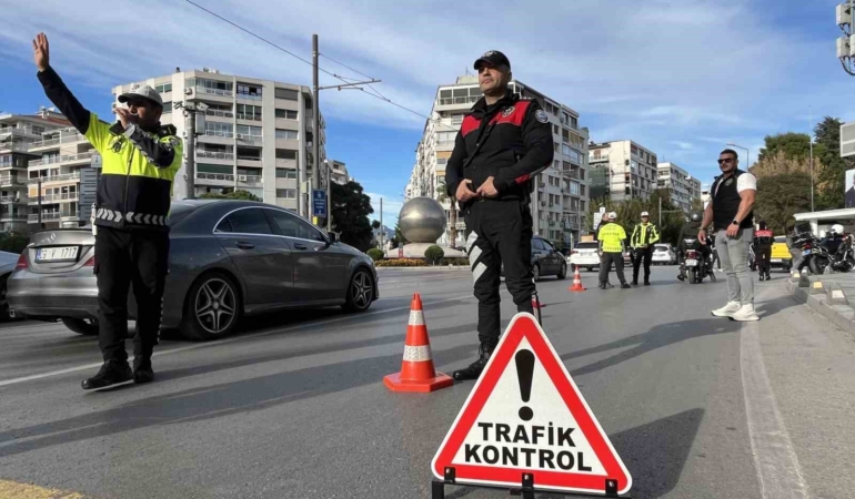 izmir-konakta-30-farkli-noktada-dar-alan-uygulamasi-258-araca-ceza-kesildi-kWGs8sH5.jpg