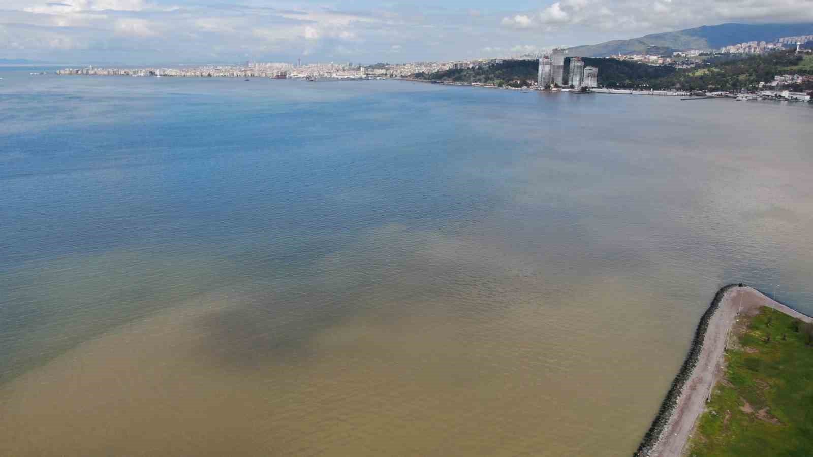 izmir korfezinde saganak yagis sonrasi renk degisimi 0 DT96LdjV