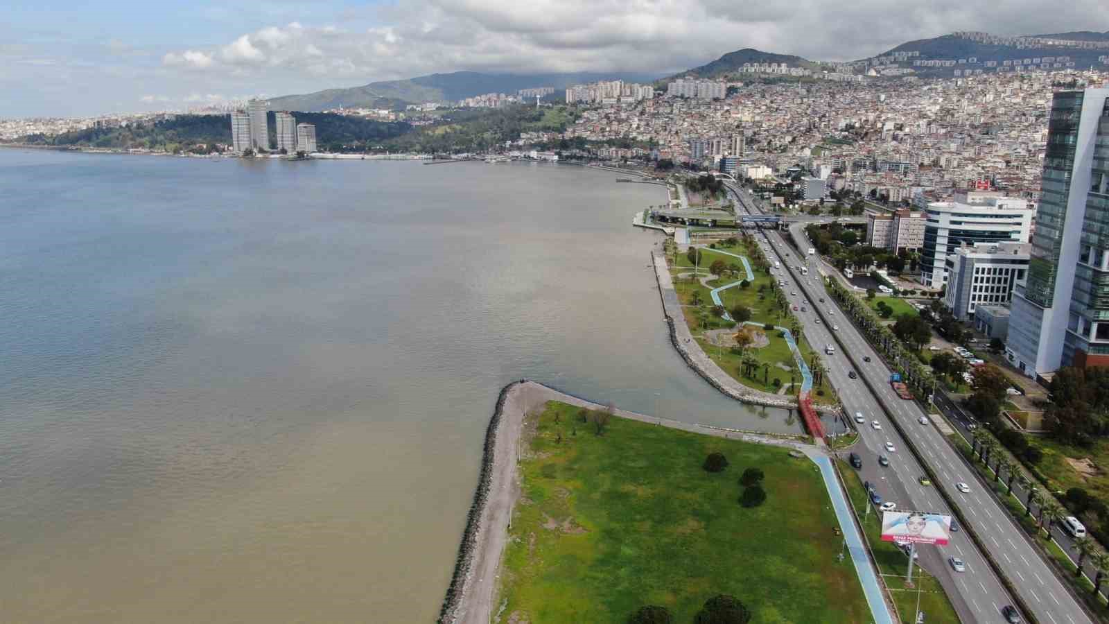 izmir korfezinde saganak yagis sonrasi renk degisimi 1 wrOCe1N3
