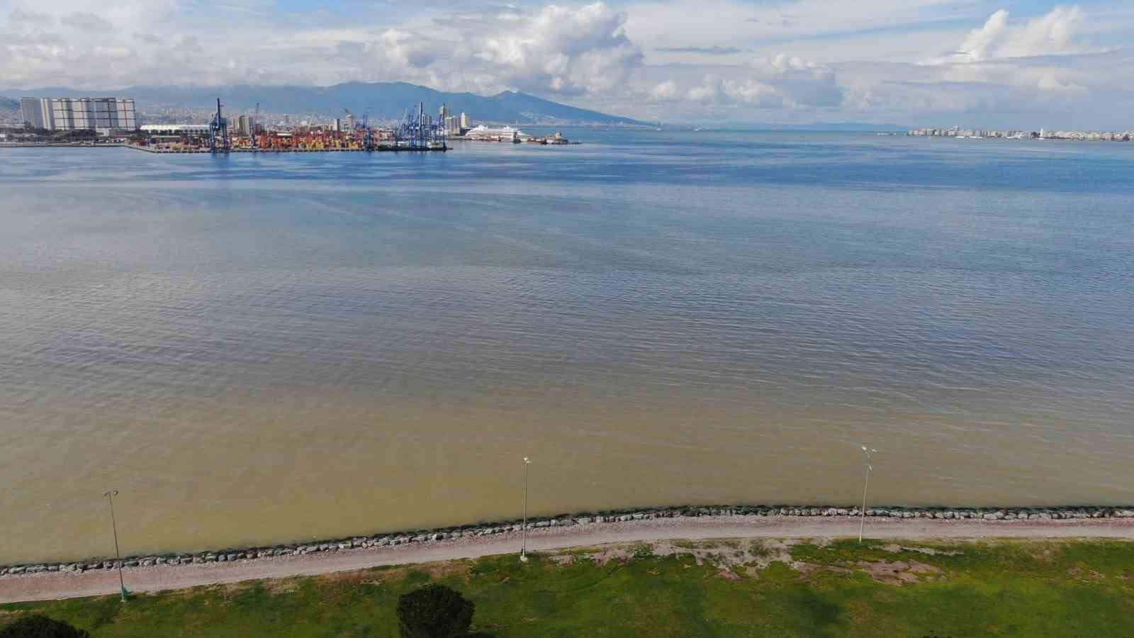 izmir korfezinde saganak yagis sonrasi renk degisimi 3 9CChkkiq