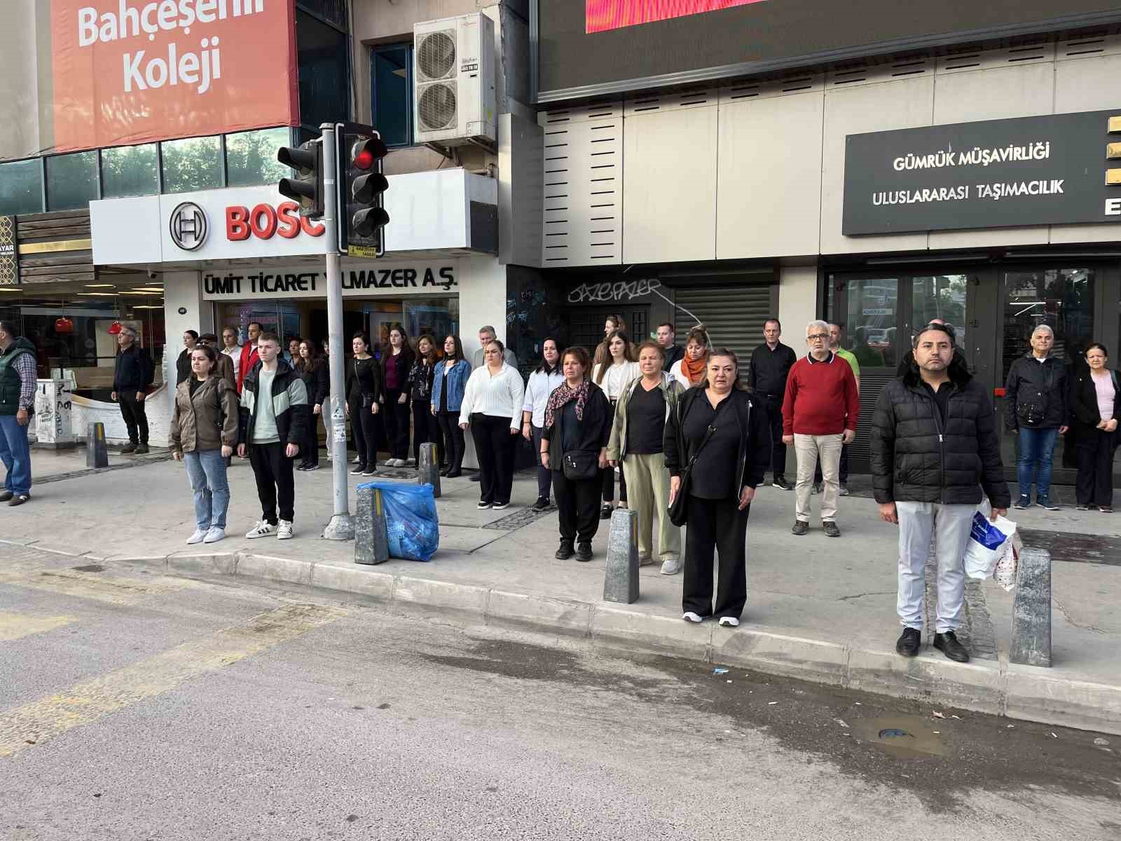 izmir saat 0905te atasini andi 0 4II3tFM1