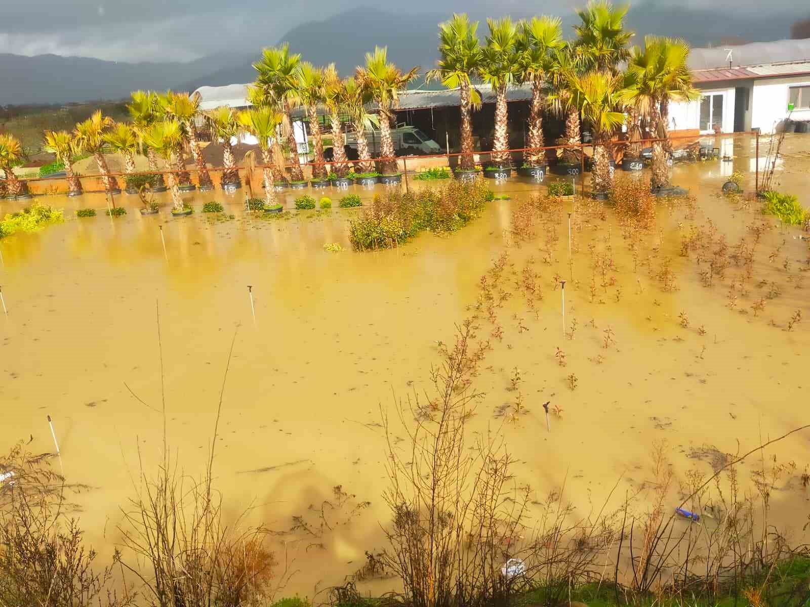 izmir saganaga teslim yollar ve tarim arazileri sular altinda 0 zpAGDrTK